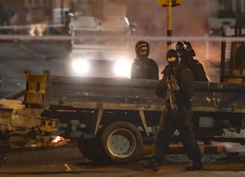 Irlanda del Nord, riesplode la tensione. Scontri a Derry, giornalista uccisa Irlanda del Nord, riesplode la tensione. Scontri a Derry, giornalista uccisa