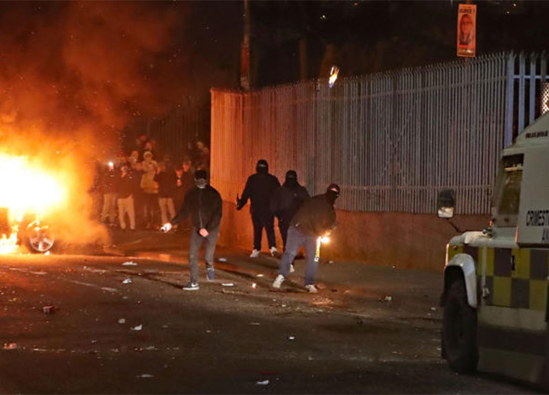 Irlanda del Nord, riesplode la tensione. Scontri a Derry, giornalista uccisa Irlanda del Nord, riesplode la tensione. Scontri a Derry, giornalista uccisa