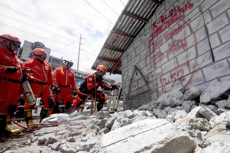 Terremoto Filippine, scossa 6.3 a Manila: crollano palazzi, almeno 5 morti Terremoto Filippine, scossa 6.3 a Manila: crollano palazzi, almeno 5 morti