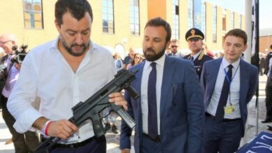 Salvini e la foto col mitra; il ministro blinda Morisi: “Polemiche sul nulla”