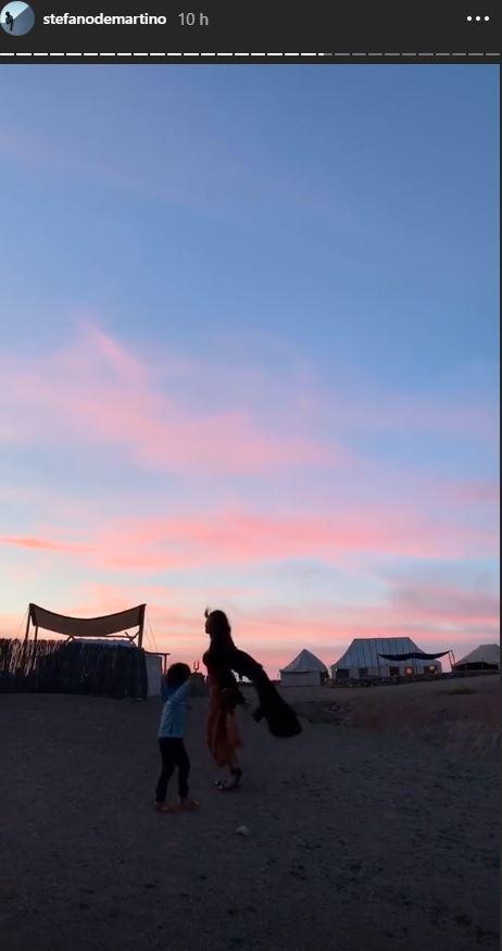 Belen e Stefano De Martino, nel deserto rinasce l’amore. FOTO