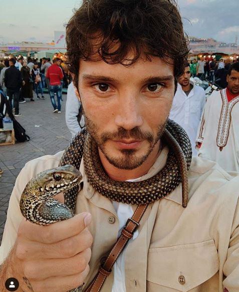 Belen e Stefano De Martino, nel deserto rinasce l’amore. FOTO