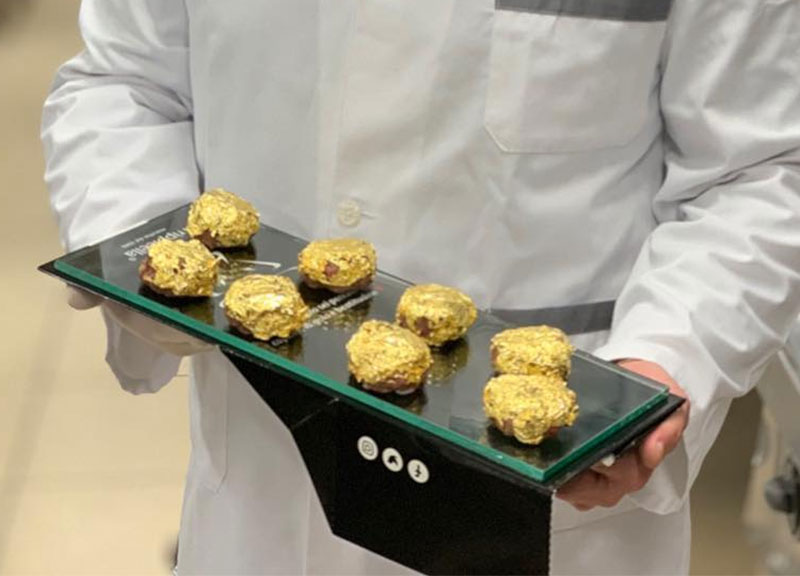 Ecco l’hamburger con foglia d’oro alimentare con Wagyu da mille euro al chilo. Ecco l’hamburger con foglia d’oro alimentare con Wagyu da mille euro al chilo.