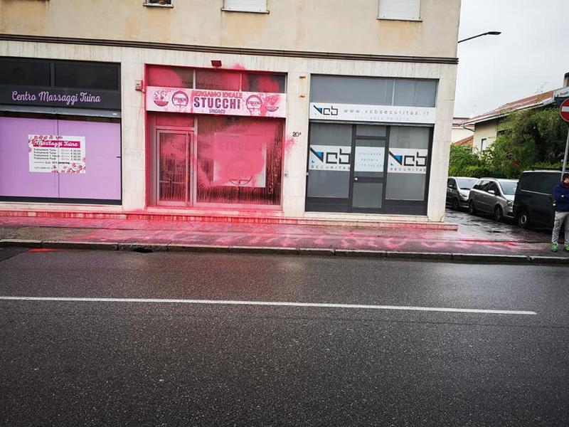 “Salvini muori”, Lega: vandalizzata la sede candidato sindaco a Bergamo. FOTO