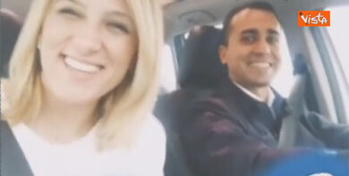 Di Maio in vacanza con Virginia Saba, la coppia ascolta musica in macchina