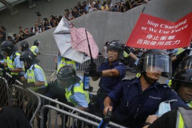 Hong Kong, condannati a sedici mesi i leader pro-democrazia