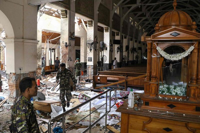 Attentati Sri Lanka, un jihadista avvertì dell’attacco. Chi erano i 9 kamikaze Attentati Sri Lanka, un jihadista avvertì dell’attacco. Chi erano i 9 kamikaze