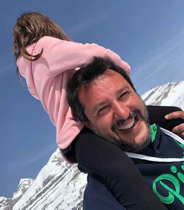 Salvini e la strategia della celebrity. Perfetto esempio di politica pop
