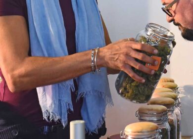 Canapa light, l’ultima follia: comprano i semi e poi se li fumano. La scoperta