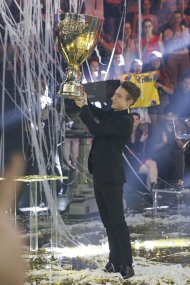 Amici 18, Maria De Filippi balla con John Travolta. Gli ospiti.. AMICI 18 NEWS