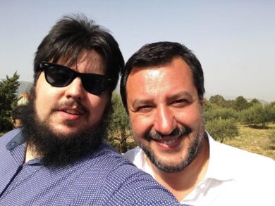 Pubblica foto con Salvini. Sui social: “Datevi fuoco”