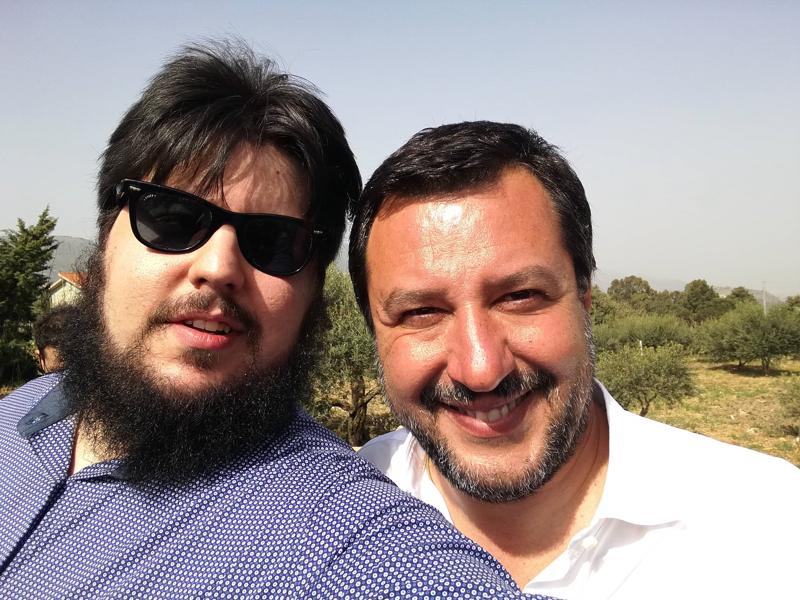 Pubblica foto con Salvini. Sui social: “Datevi fuoco” Pubblica foto con Salvini. Sui social: “Datevi fuoco”