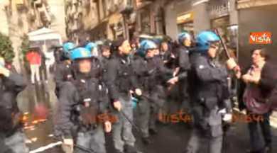 Pd, Zingaretti a Napoli. Scontri tra polizia e disoccupati, 10 feriti