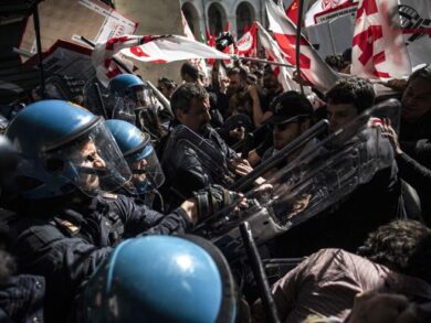 Primo Maggio, No Tav a Torino: tensione col Pd, cariche della polizia. Video