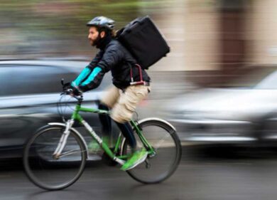 Roma, bulli lanciano sassi e uova contro un rider indiano