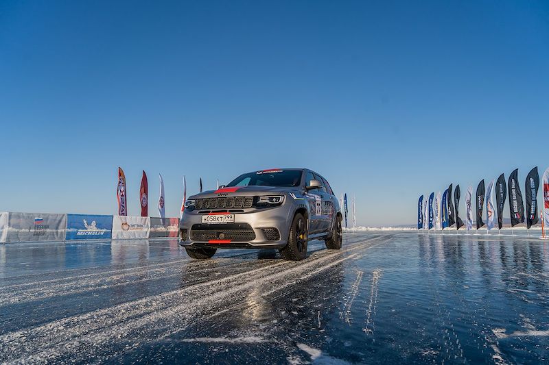 Jeep Grand Cherokee Trackhawk, raggiunti i 280 Km/h sul lago Baikal Jeep Grand Cherokee Trackhawk, raggiunti i 280 Km/h sul lago Baikal