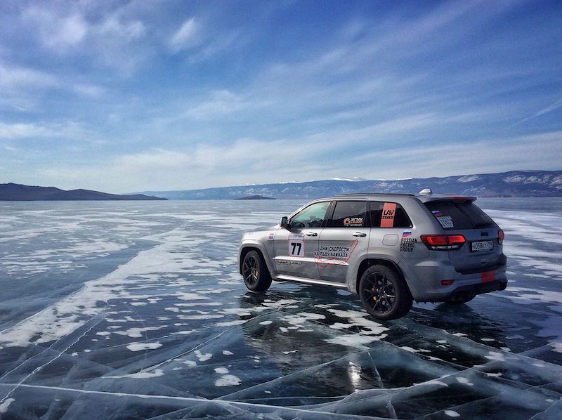 Jeep Grand Cherokee Trackhawk, raggiunti i 280 Km/h sul lago Baikal Jeep Grand Cherokee Trackhawk, raggiunti i 280 Km/h sul lago Baikal