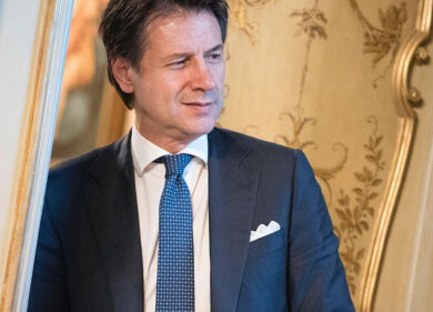 Conte: “Siri innocente fino a prova contraria”. Ma lo licenzia. Sei d’accordo?