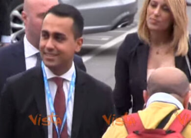 Di Maio come alla Scala con la fidanzata all’Avio Aero a Pomigliano