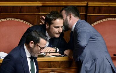 M5S: “La Lega tiri fuori le palle e faccia dimettere Siri”
