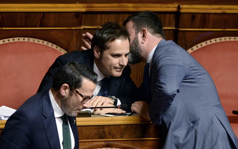 M5S: “La Lega tiri fuori le palle e faccia dimettere Siri” M5S: “La Lega tiri fuori le palle e faccia dimettere Siri”
