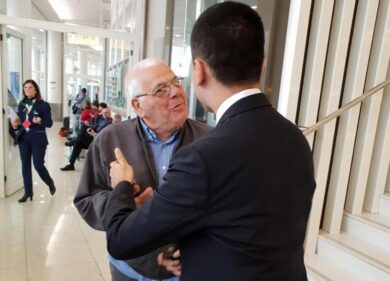 Di Maio sfotte il Pd: “Volo di Stato? Sì, con ostriche e champagne”