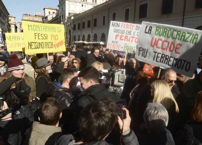 Terremoto centro Italia, vittime in marcia su Roma: “Abbandonati dal Governo” Terremoto centro Italia, vittime in marcia su Roma: “Abbandonati dal Governo”