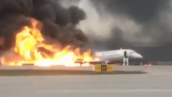 Russia, aereo in fiamme a Mosca: si indaga sugli errori del pilota Russia, aereo in fiamme a Mosca: si indaga sugli errori del pilota