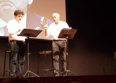 Enrico Bertolino canta ‘Alla fiera del Pd’ al Teatro Manzoni