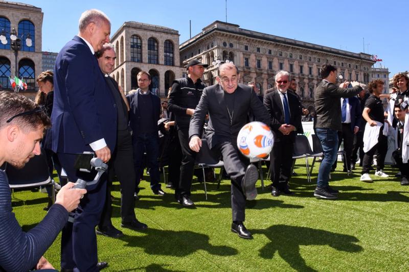 Milano, Arcivescovo Delpini palleggia al lancio delle Olimpiadi degli oratori