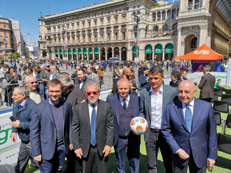 Milano, Arcivescovo Delpini palleggia al lancio delle Olimpiadi degli oratori