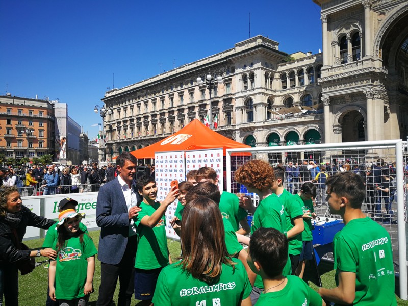 Milano, Arcivescovo Delpini palleggia al lancio delle Olimpiadi degli oratori