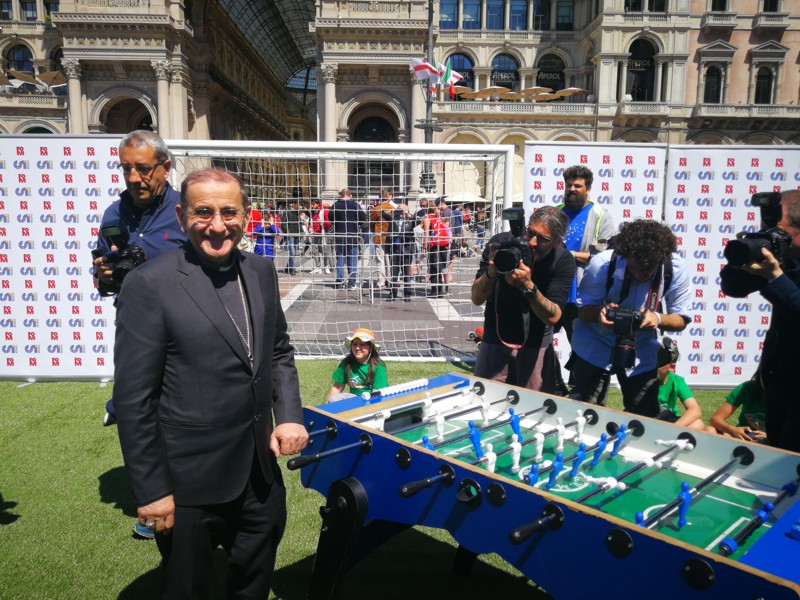 Milano, Arcivescovo Delpini palleggia al lancio delle Olimpiadi degli oratori