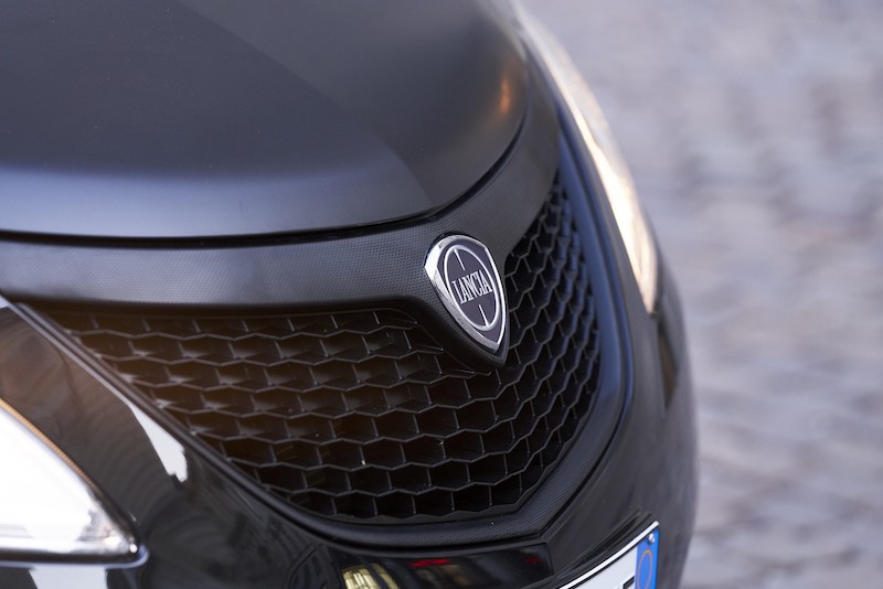 Lancia Ypsilon Black and Noir: la Fashion City Car per eccellenza