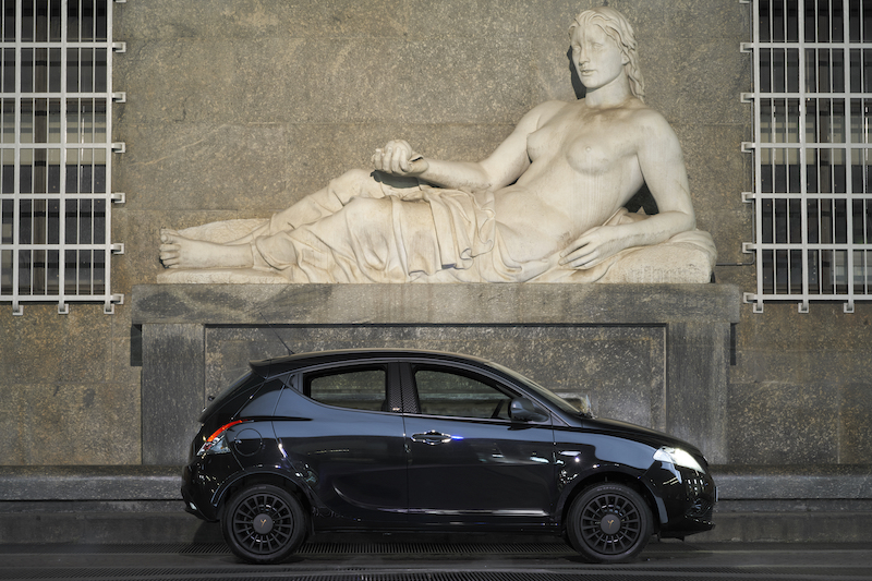 Lancia Ypsilon Black and Noir: la Fashion City Car per eccellenza