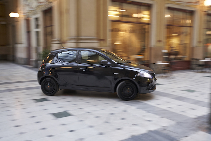 Lancia Ypsilon Black and Noir: la Fashion City Car per eccellenza