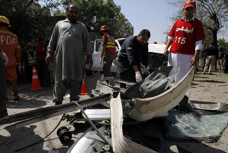 Pakistan, esplosione davanti al tempio sufi. 6 morti Pakistan, esplosione davanti al tempio sufi. 6 morti