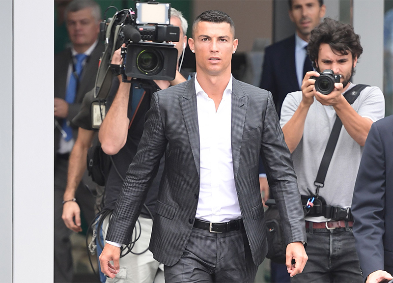 Cristiano Ronaldo in visita alla Luxottica, maestranze in delirio Cristiano Ronaldo in visita alla Luxottica, maestranze in delirio