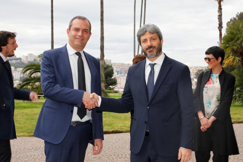 Fico strizza l’occhio a de Magistris. Il flirt tra sinistra e minoranza M5S Fico strizza l’occhio a de Magistris. Il flirt tra sinistra e minoranza M5S