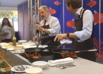 Toti-Bucci, sfida a colpi di acciughe ripiene al Porto Antico di Genova