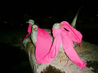 Non Una di Meno veste le statue di Milano di fucsia e oro per Galà del futuro