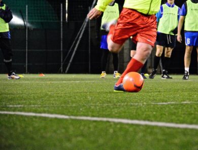 Giocare a calcio con gli amici per vivere più a lungo