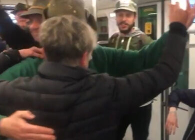 Il ballo degli alpini sotto nella metropolitana di Milano