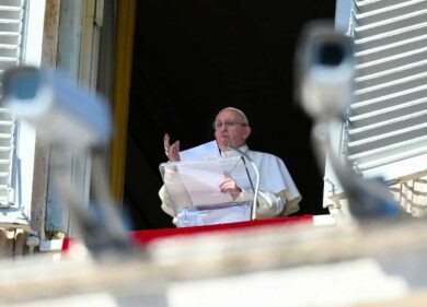 Migranti, Forza Nuova blitz all’Angelus del Papa