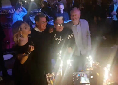 Barbara D’Urso e Malgioglio cantano Dolceamaro al party milanese