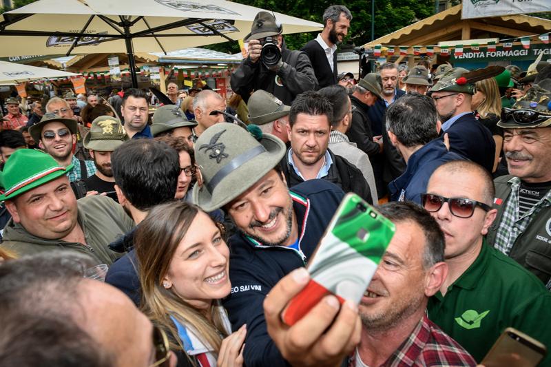 Adunata degli Alpini: 500mila Penne nere sfilano a Milano. FOTO