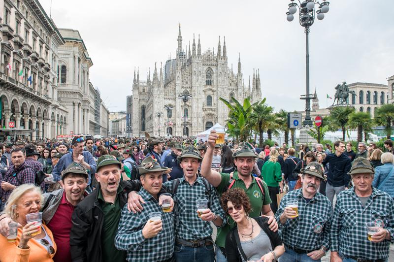 Adunata degli Alpini: 500mila Penne nere sfilano a Milano. FOTO