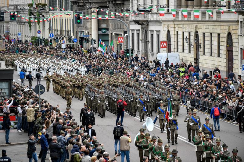 Adunata degli Alpini: 500mila Penne nere sfilano a Milano. FOTO