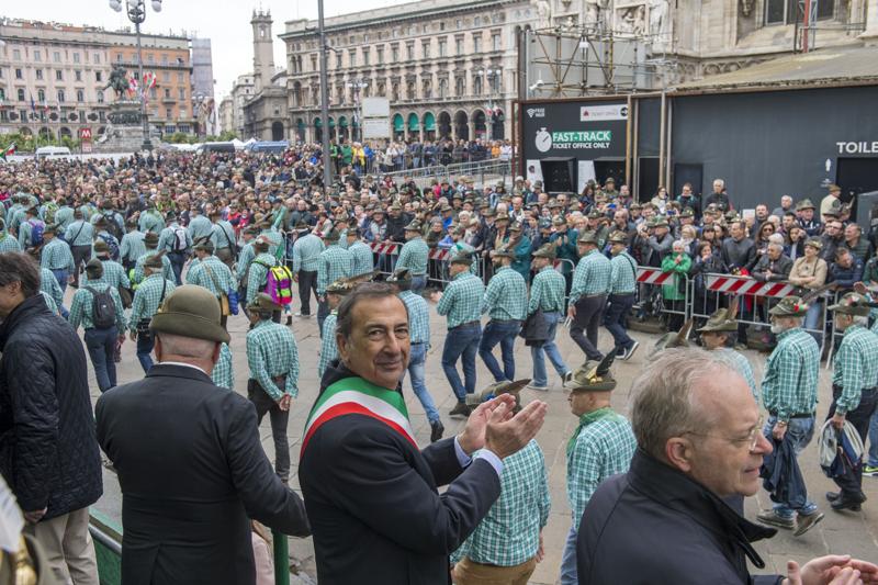 Adunata degli Alpini: 500mila Penne nere sfilano a Milano. FOTO