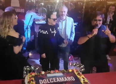 Barbara D’Urso e Malgioglio cantano Dolce amaro al party milanese con Smaila